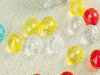 拿回家做的手工活讓他們知足，常年快樂地生活