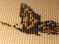 在家做勵(lì)志珠珠繡外發(fā)手工活，家庭主婦過(guò)上有自尊、安逸的生活