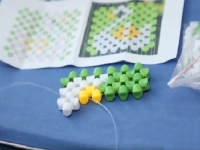 抽空做外發(fā)串珠手工活，常年賺錢增收提高生活水平