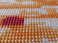 在鄉(xiāng)村，手工活外發(fā)串珠繡是一份可以讓許多人過(guò)上好日子的活兒