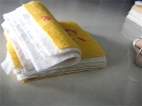 中秋節(jié)，在家做手工活加工跟家人一起賞月